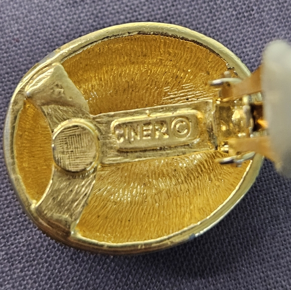 Gorgeous CINER Vintage Black and Gold Clip EARRINGS - Picture 7 of 7